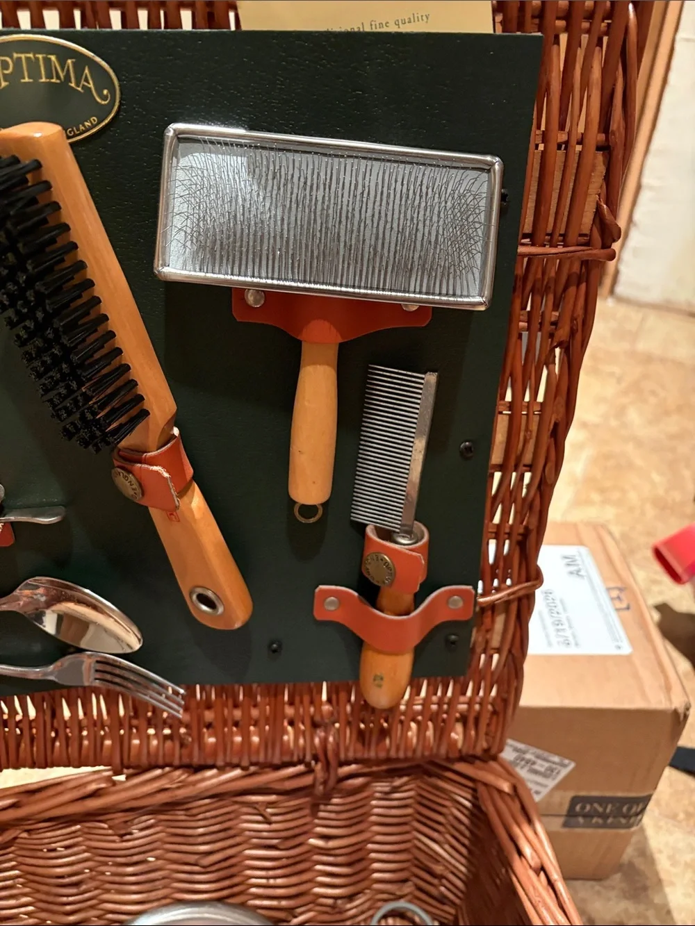 Optima Brown Wicker Pet Grooming Kit with Green Panel